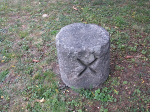 Tajemniczy znak "X" na kamieniu z Będkowic, obecnie Muzeum Ślężańskie w Sobótce