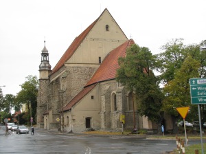 Kościół p.w. św. Anny w Sobótce. Widok na starsze prezbiterium i nowsza nawę główną